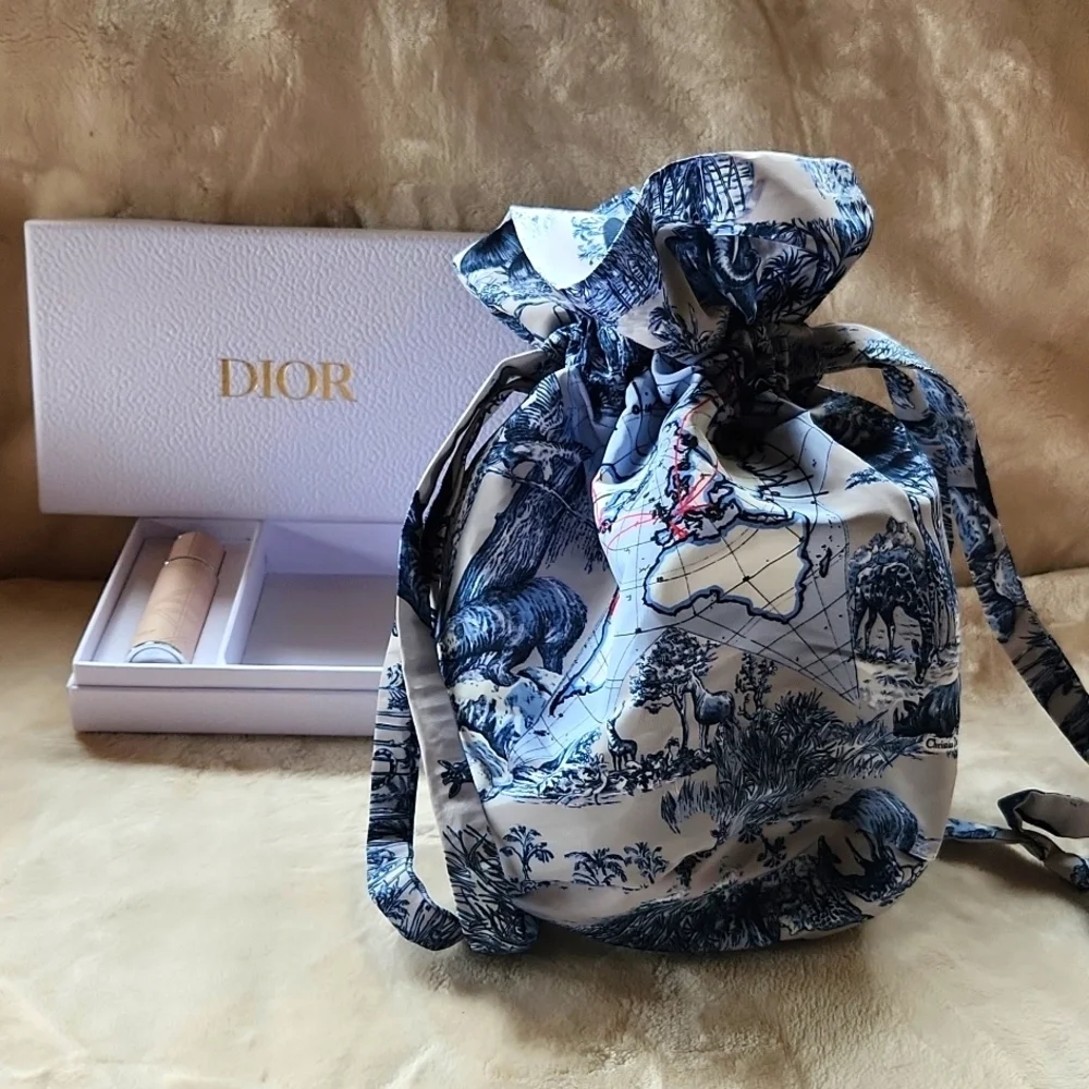 Dior Around The World Pouch And Travel Spray Gift Set (LIMITED‎ EDITION)